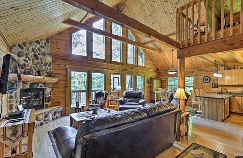 Hazelhurst House | Lakefront Hazelhurst Cabin Dock and Pool Table