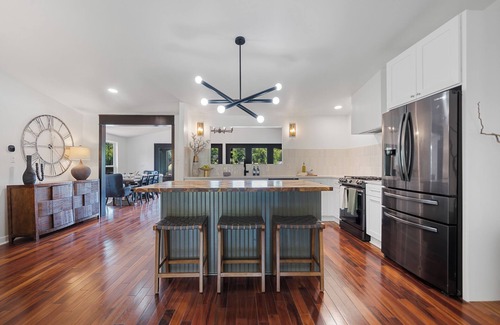 Mid America House | Lakefront! Heated Pool! Hot Tub! Game Room!