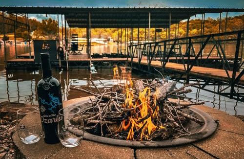 Stover House | Lakefront Home 4bed3bathdockfirepitgrill-12pp