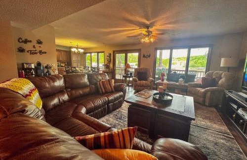 Stover House | Lakefront Home 4bed3bathdockfirepitgrill-12pp