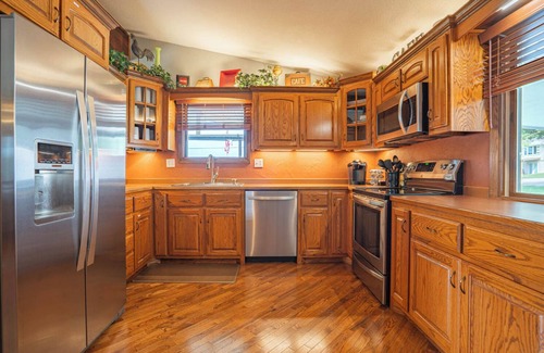 Camdenton House | LAKEFRONT HOME w/Dock Slip PRIVATE POOL& nBackyard bar&grill Perfect 4 Familiesn