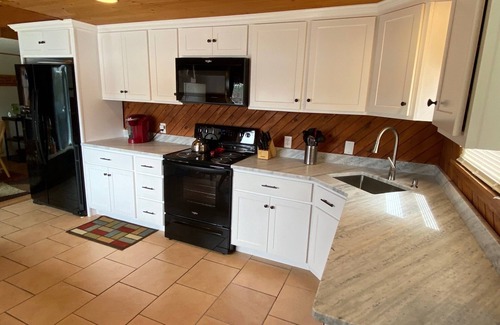Oxford House | Lakefront Home with Hot Tub - Fall Fairs, Foliage, Hike, Kayak - Fall 25% off