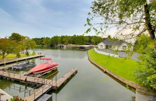 Hot Springs Apartment | Lakefront Hot Springs Condo with Balcony and Fireplace