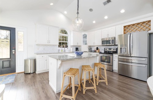 Henrico House | Lakefront, Hot Tub, Kayaks, Pool Table & Fire Pit