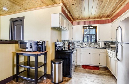 Tow House | Lakefront! House+Guesthouse+Smoker+Kayaks+Firepit