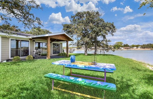 Tow House | Lakefront! House+Guesthouse+Smoker+Kayaks+Firepit