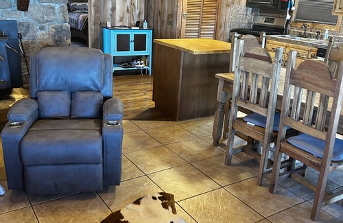 Edgemont House | Lakefront house on Greers Ferry Lake with water access by Devil’s Fork launch
