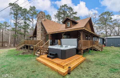 Shreveport House | Lakefront Lodge on Emerald Isle with Hot Tub, Kayaks & Canoes, Fishing Pier, Fire Pit & Grill