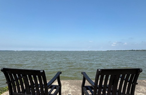 Gypsum House | Lakefront Lodge + Sleeps 12 + Bay Views + Hot Tub