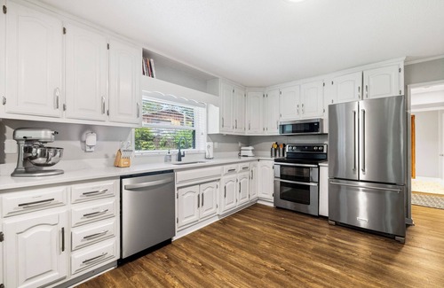 Louisville House | Lakefront Louisville House w/Dock and Covered Pavilion Near UT and West Knox!