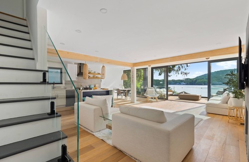 Oakland House | Lakefront luxurious retreat