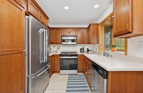 Whitewater House | Lakefront Luxury | 3BR Cabin w/Piers + Kayaks