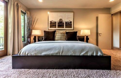 Mid America House | Lakefront Luxury: Private Water Front Vacation Rental with Views Near Hot Springs, AR