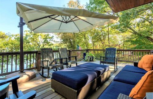 Mid America House | Lakefront Luxury: Private Water Front Vacation Rental with Views Near Hot Springs, AR
