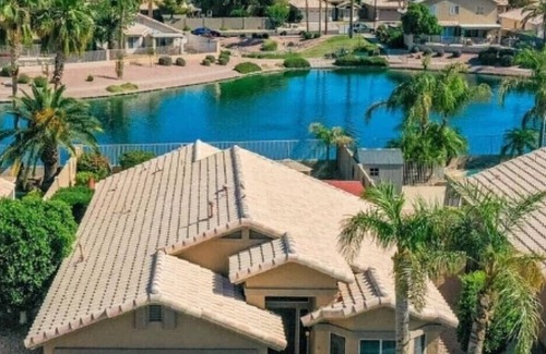 Desert Sands Golf Country House | 🌵🌴Lakefront Mesa family home+ private HEATED pool (no extra fee!)
