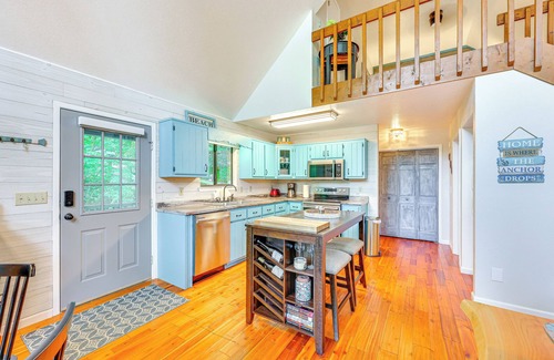 Unaka Cabin | Lakefront Murphy Getaway w/Deck, Dock & Kayaks!