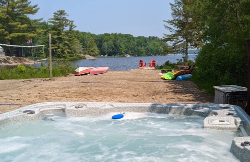 Washago Cottage | Lakefront Muskoka Chalet for Families: Volleyball, Gourmet Kitchen, Hot Tub