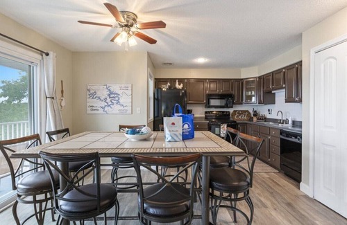 Osage Beach Condo | Lakefront Osage Beach Condo + Workspace w/Pool Views