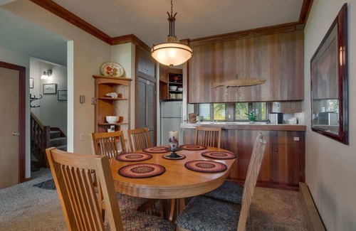 Tahoe Tavern House | Lakefront|Pier|Bouys|Pickleball|Walk to town