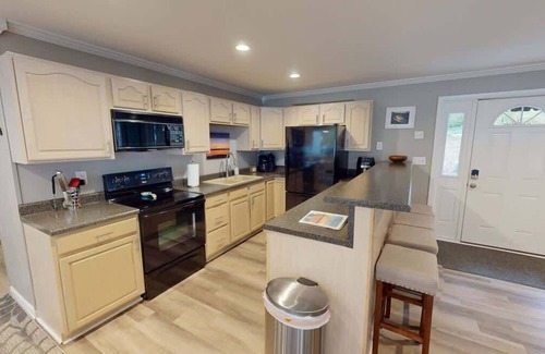 Cadiz House | Lakefront - Private Dock - Fishing & Swimming