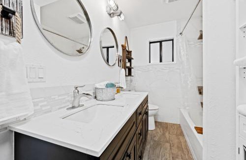 Clear Lake House | Lakefront, Private dock, ensuite-unit, King bed, Free EV charger, Boat Friendly
