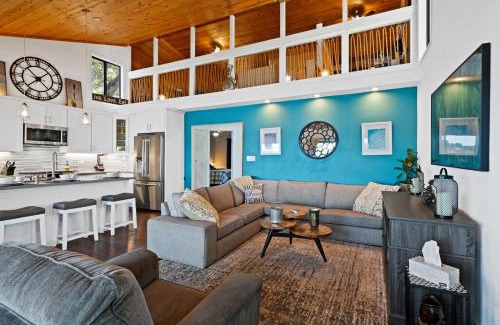 Clear Lake House | Lakefront, Private dock, ensuite-unit, King bed, Free EV charger, Boat Friendly