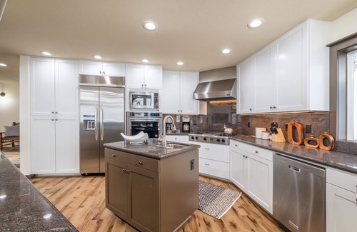 Truckee Cabin | Lakefront | Private Hot Tub | Newly Remodeled | Dog Friendly | Sunny Spacious Deck