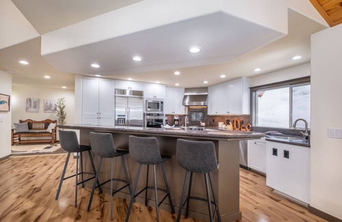 Truckee Cabin | Lakefront | Private Hot Tub | Newly Remodeled | Dog Friendly | Sunny Spacious Deck