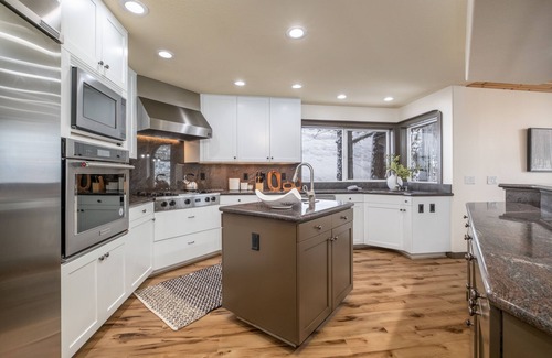 Truckee Cabin | Lakefront | Private Hot Tub | Newly Remodeled | Dog Friendly | Sunny Spacious Deck