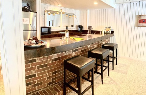 Hendersonville Apartment | LAKEFRONT Property with Hot Tub, Pool Table, Kayaks near Nashville