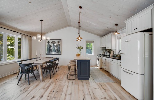 Rosseau Cottage | Lakefront Retreat Hot Tub Outdoor Sauna Dock Swim Stunning Views!