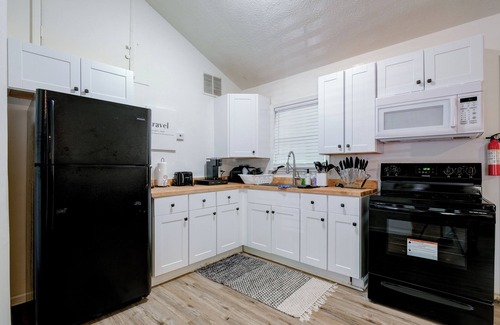 Newnan Apartment | "Lakefront Retreat – Rustic Escape for Couples, Creatives, & Remote Workers"