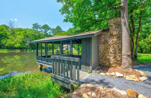 Newnan Apartment | "Lakefront Retreat – Rustic Escape for Couples, Creatives, & Remote Workers"