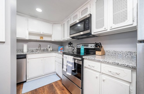 Mid America Condo | Lakefront Retreat: Updated Condo with Resort Amenities, Lake Views, Pool & Close to Hot Springs Fun!