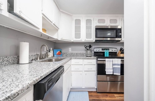 Mid America Condo | Lakefront Retreat: Updated Condo with Resort Amenities, Lake Views, Pool & Close to Hot Springs Fun!