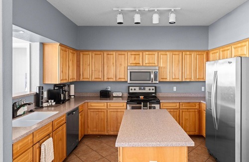 Tempe Condo | Lakefront Serenity | Tempe Lake | Pool | Pet Friendly