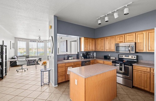Tempe Condo | Lakefront Serenity | Tempe Lake | Pool | Pet Friendly