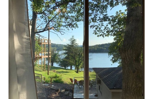 Omaha Cottage | Lakefront, Tablerock, Hot tub, Branson