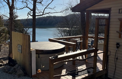 Omaha Cottage | Lakefront, Tablerock, Hot tub, Branson
