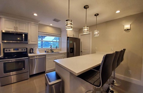 Davie House | Lakefront Vacation Home - Sleeps 8