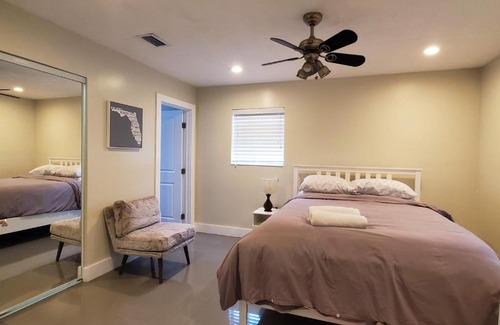 Davie House | Lakefront Vacation Home - Sleeps 8