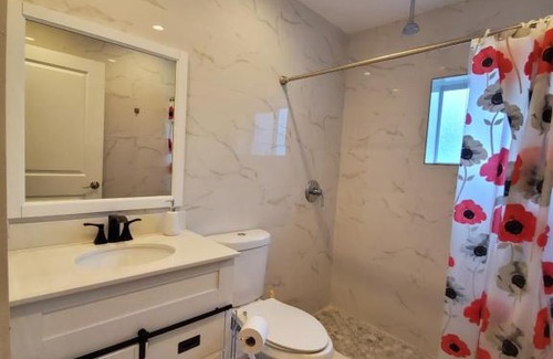 Davie House | Lakefront Vacation Home - Sleeps 8