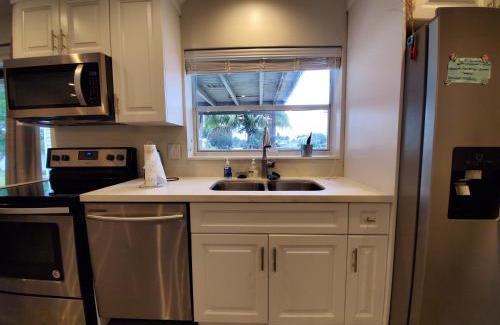 Davie House | Lakefront Vacation Home - Sleeps 8