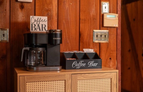 Auburndale House | Lakefront w/Jacuzzi, Games, Loft + Sleeps 12!