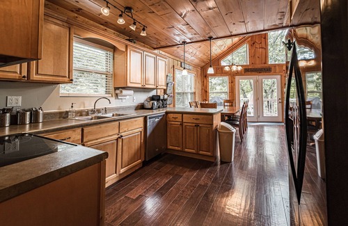 Speedwell House | Lakefront w/Private Dock, 7 BR, Free Kayaks, Firepit, Hot Tub