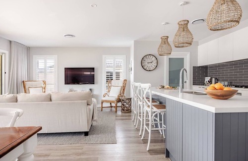 Lake Macquarie City Council House | Lakefront with Pool Sleeps 12