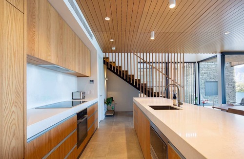 Queenstown Villa | Lakehouse 2 – Parking, Fireplace, AC, Lake Views