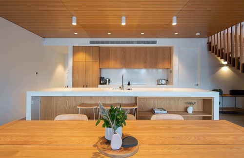 Queenstown Villa | Lakehouse 2 – Parking, Fireplace, AC, Lake Views