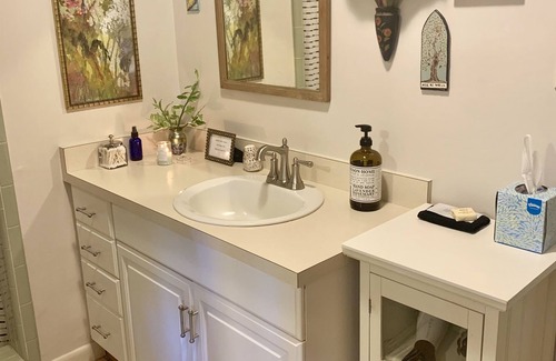 Lutz Cottage | Lakehouse Cozy Suite & Charming Vintage Camper at Little Cypress Guest Suites