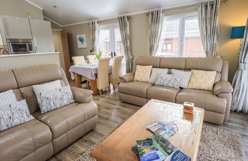Troutbeck Cottage | LAKELAND VIEW LODGE, pet friendly, with hot tub in Windermere